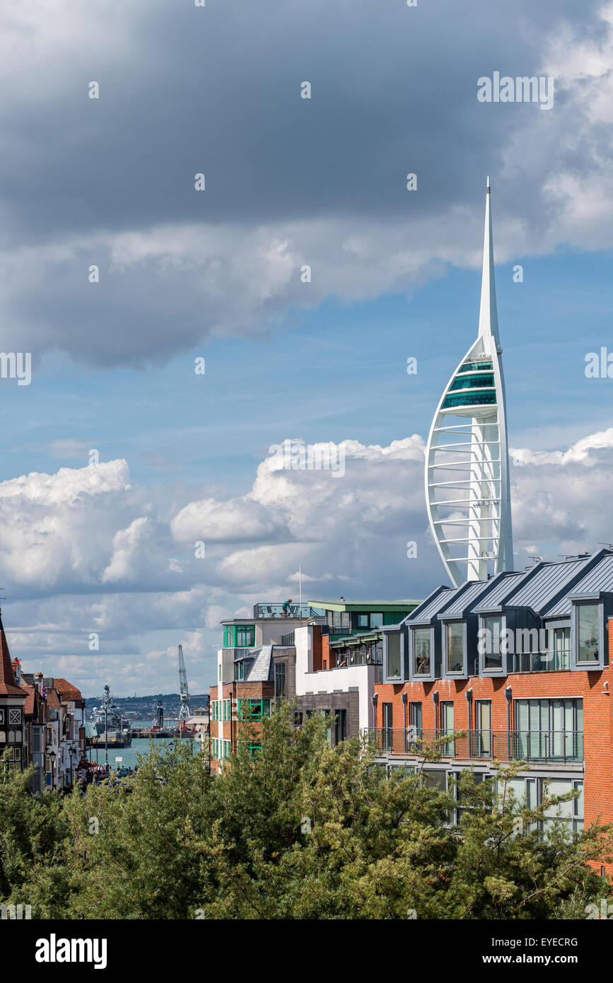 Die Emirates Spinnaker Tower steht über Portsmouth Hafen und die umliegenden Häuser und historischen Marinedockyard Stockfoto