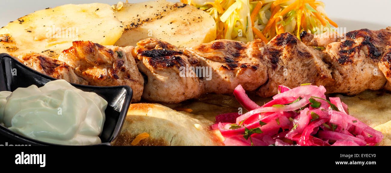 Rindfleisch-Spieß mit Gemüse und Chili-sauce Stockfoto