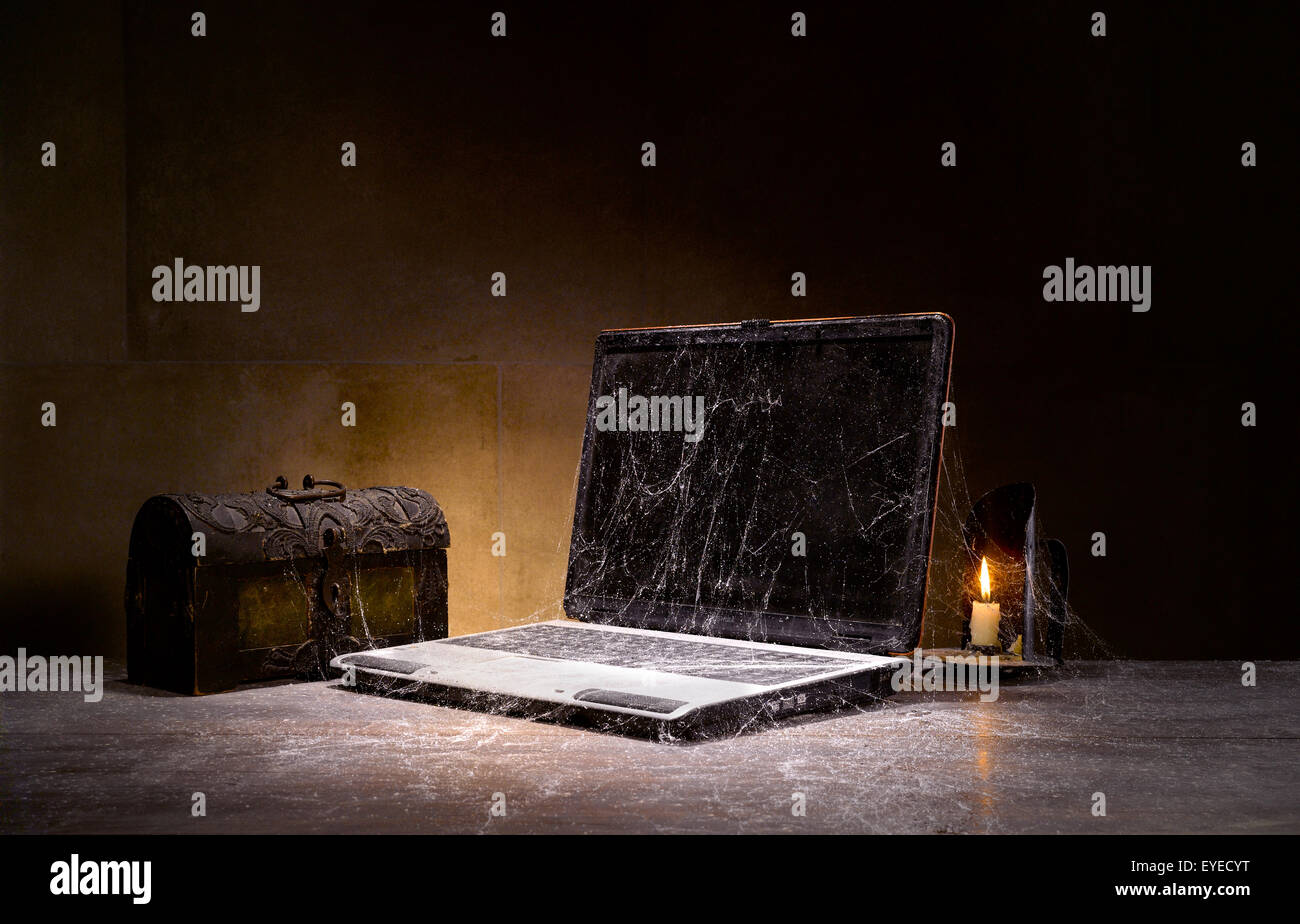 Ein Alter Laptop in Spinnweben bedeckt. Stockfoto