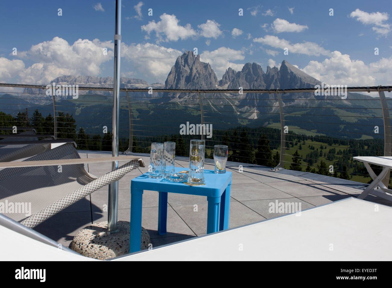 Seilbahn trinkt Terrasse Panoramawanderungen über Seis Plateau, oberhalb der Südtiroler Stadt von St. Ulrich-Sankt Ulrich in der Dolomit Stockfoto