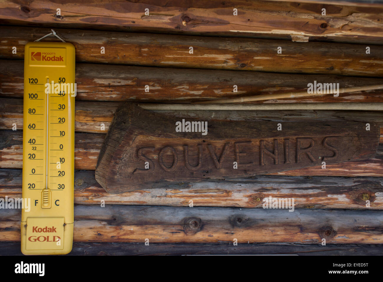 Alte Kodak-Thermometer auf der Außenseite einer touristischen Hütte auf dem Hochplateau Seiser, oberhalb der Südtiroler Stadt St. Ulrich-Sankt Ulric Stockfoto