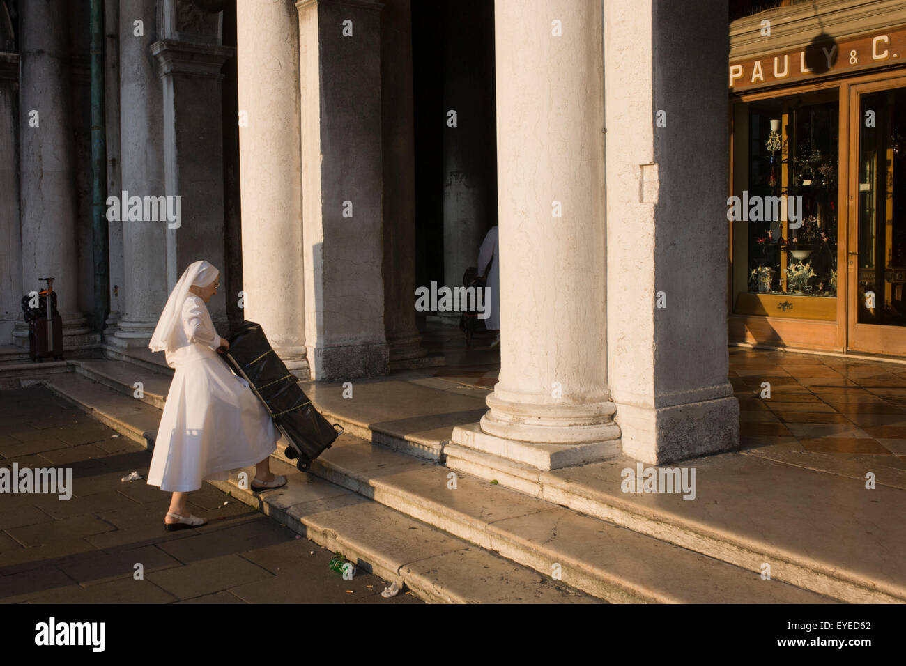 Nonne schmerzt Fall Stufen in Piazza San Marco, Venedig, Italien. Stockfoto