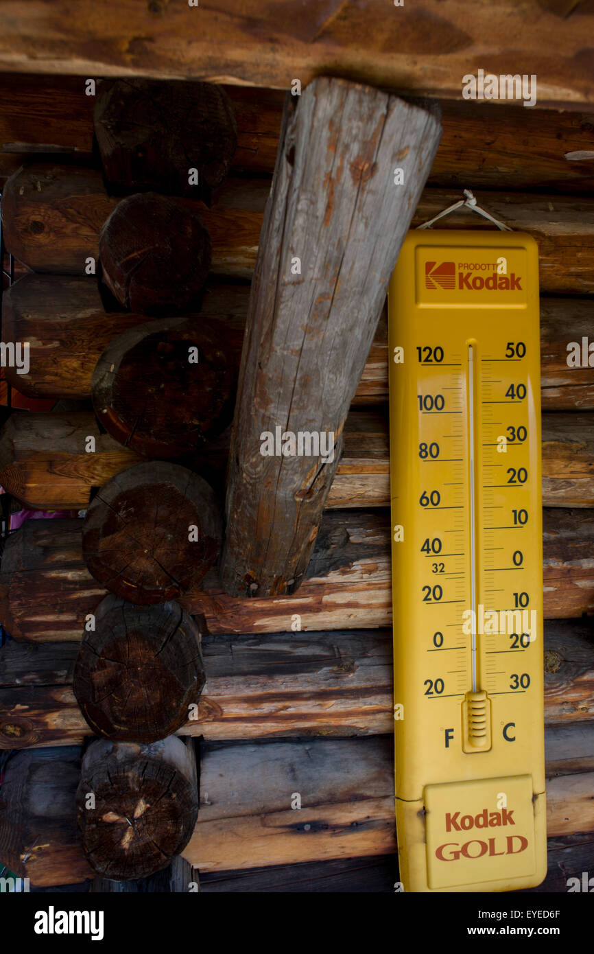 Alte Kodak-Thermometer auf der Außenseite einer touristischen Hütte auf dem Hochplateau Seiser, oberhalb der Südtiroler Stadt St. Ulrich-Sankt Ulric Stockfoto