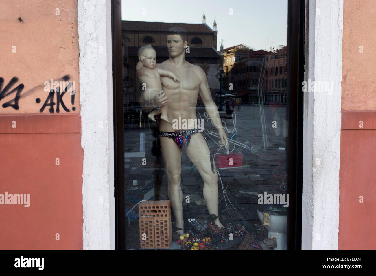 Eine männliche Schaufensterpuppe hält ein Baby in die Wondow eines Touristen-Shops in Dorsoduro, ein Bezirk von Venedig, Italien. Stockfoto