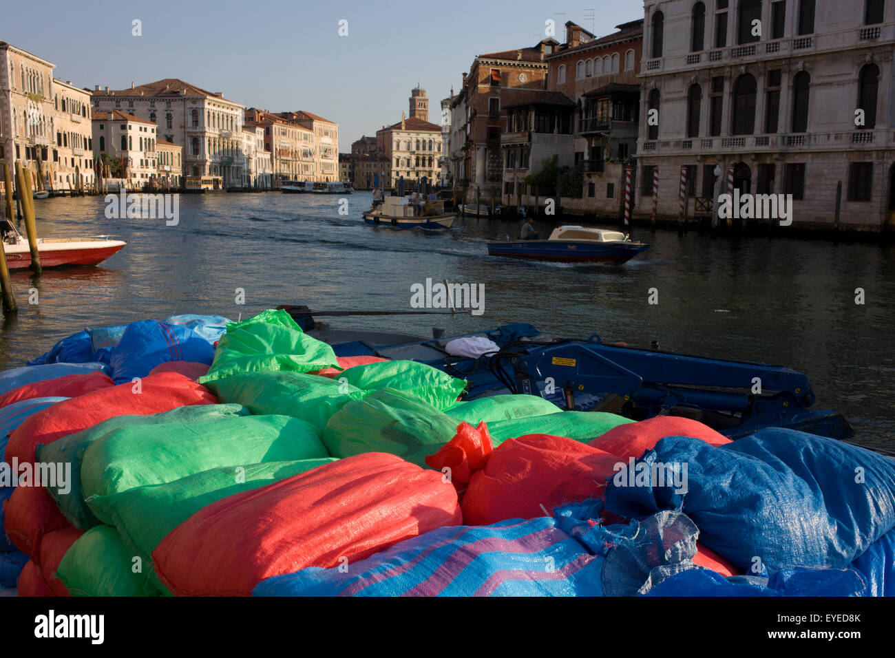 Säcke mit Lieferungen bereit zum Abladen von einem Boot auf dem Canal Grande, Venedig. Stockfoto