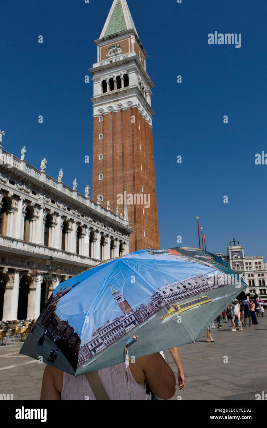 Touristischen Dach unter dem Campanile auf der Piazza San Marco Stockfoto