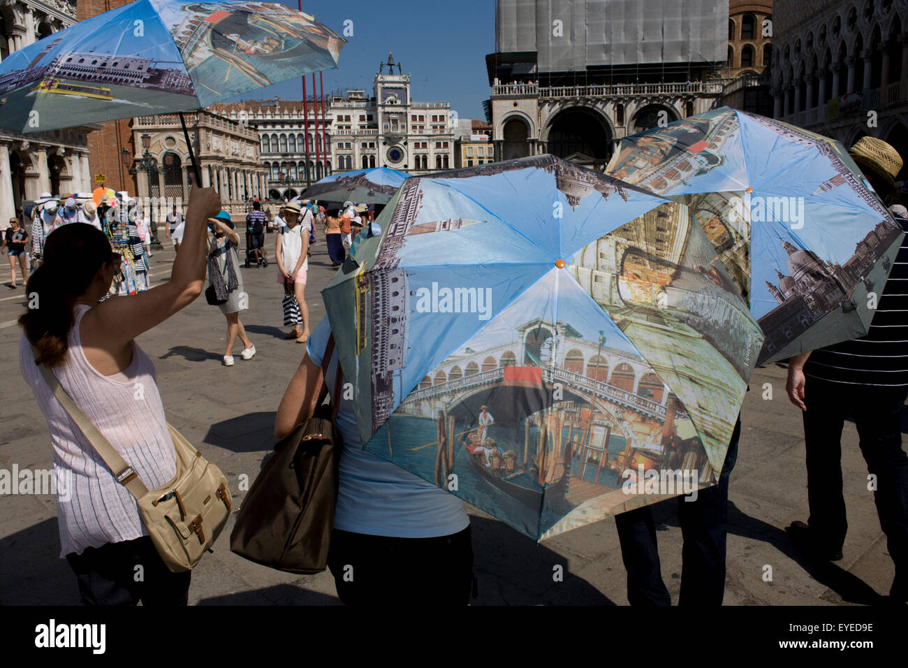 Tourist-Schirme in Piazza San Marco, Venedig, Italien Stockfoto