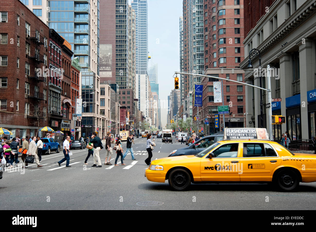 Gelbes Taxi und Fußgänger überqueren der 6Th Avenue, Manhattan, New York, Usa Stockfoto