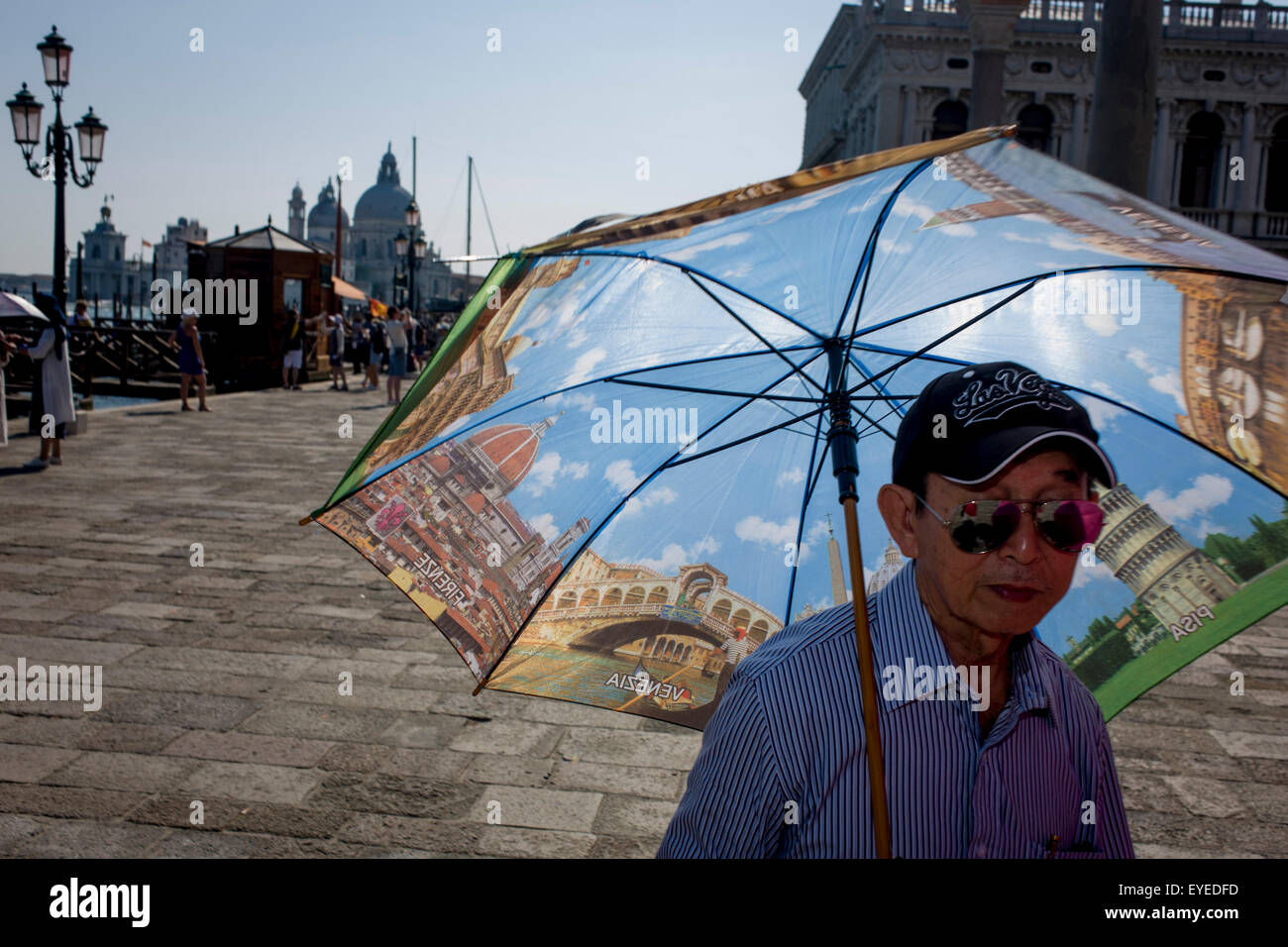 Chinesische Touristen mit Regenschirm in Piazza San Marco, Venedig, Italien Stockfoto