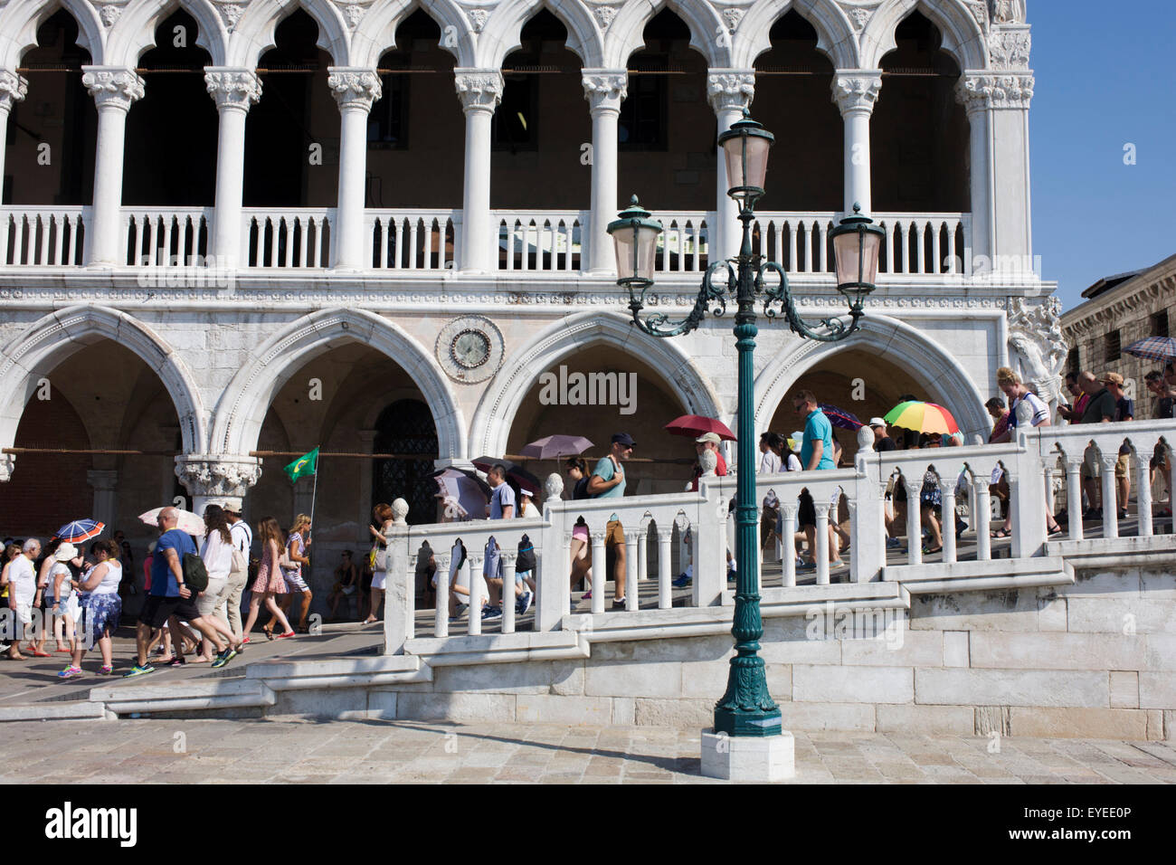 Touristenmassen außerhalb der Dogenpalast in Piazza San Marco, Venedig, Italien Stockfoto