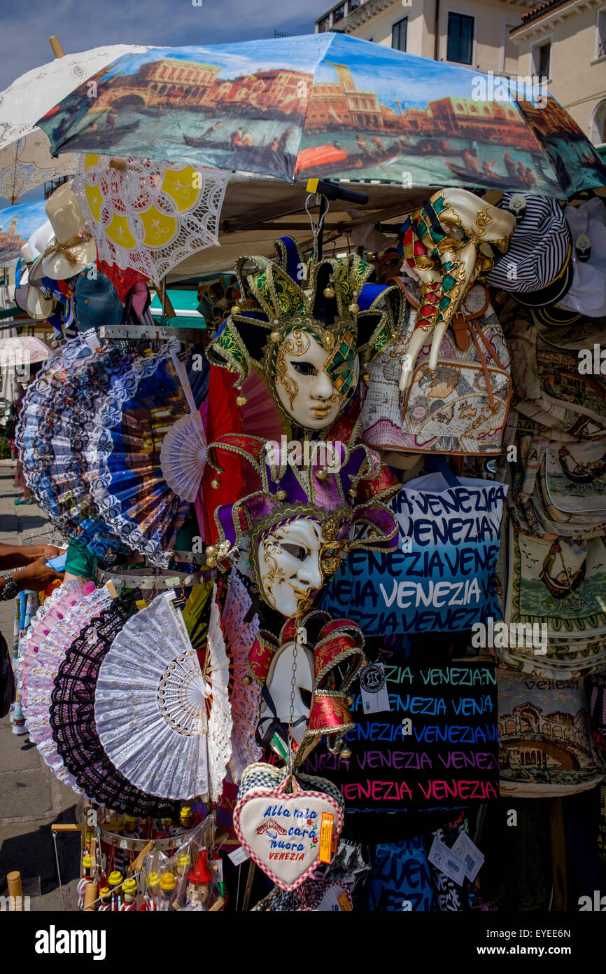 Touristische Souvenirs zum Verkauf außerhalb der Dogenpalast in Piazza San Marco, Venedig, Italien Stockfoto