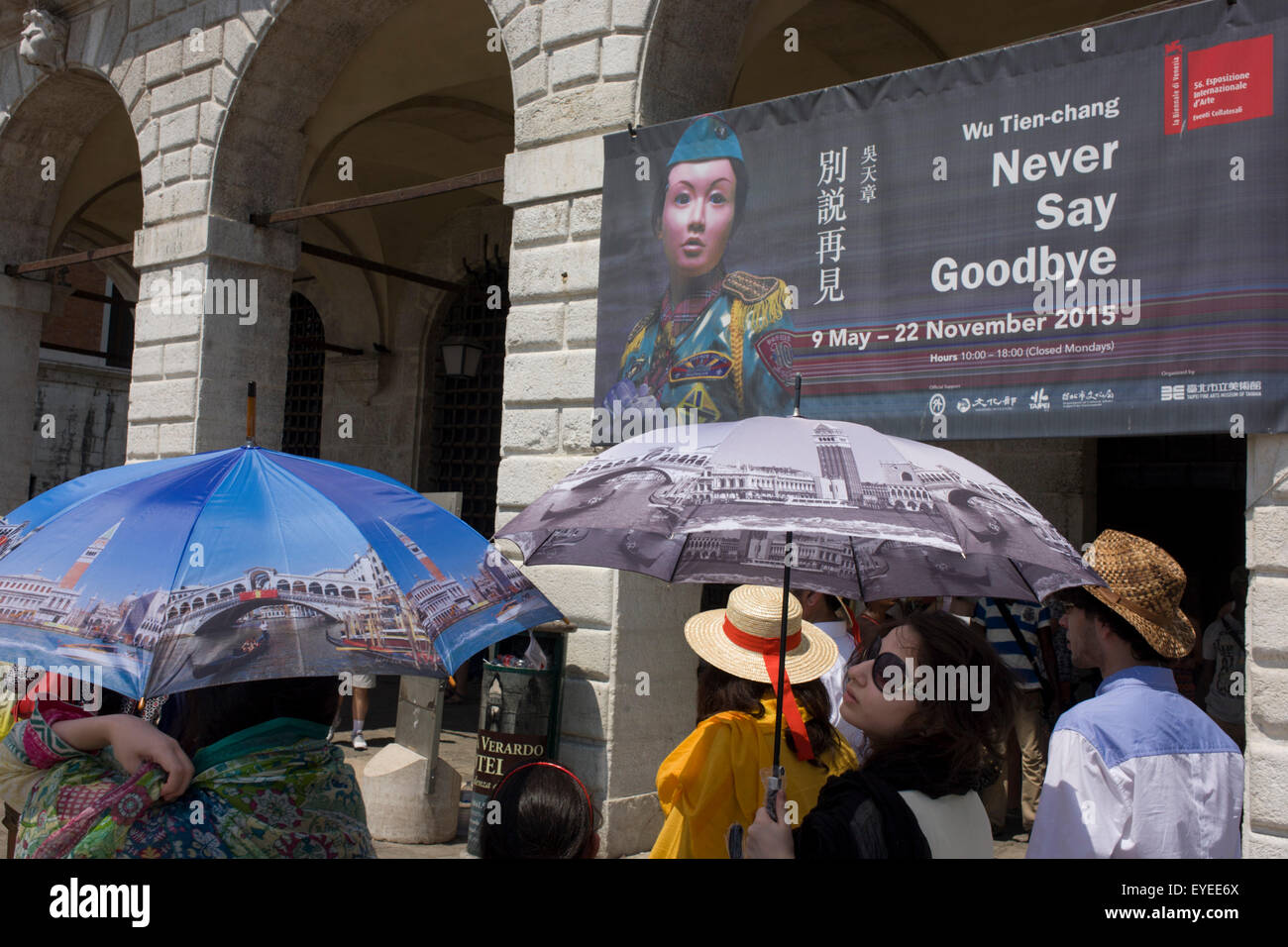Tourist-Schirme in Piazza San Marco, Venedig, Italien Stockfoto