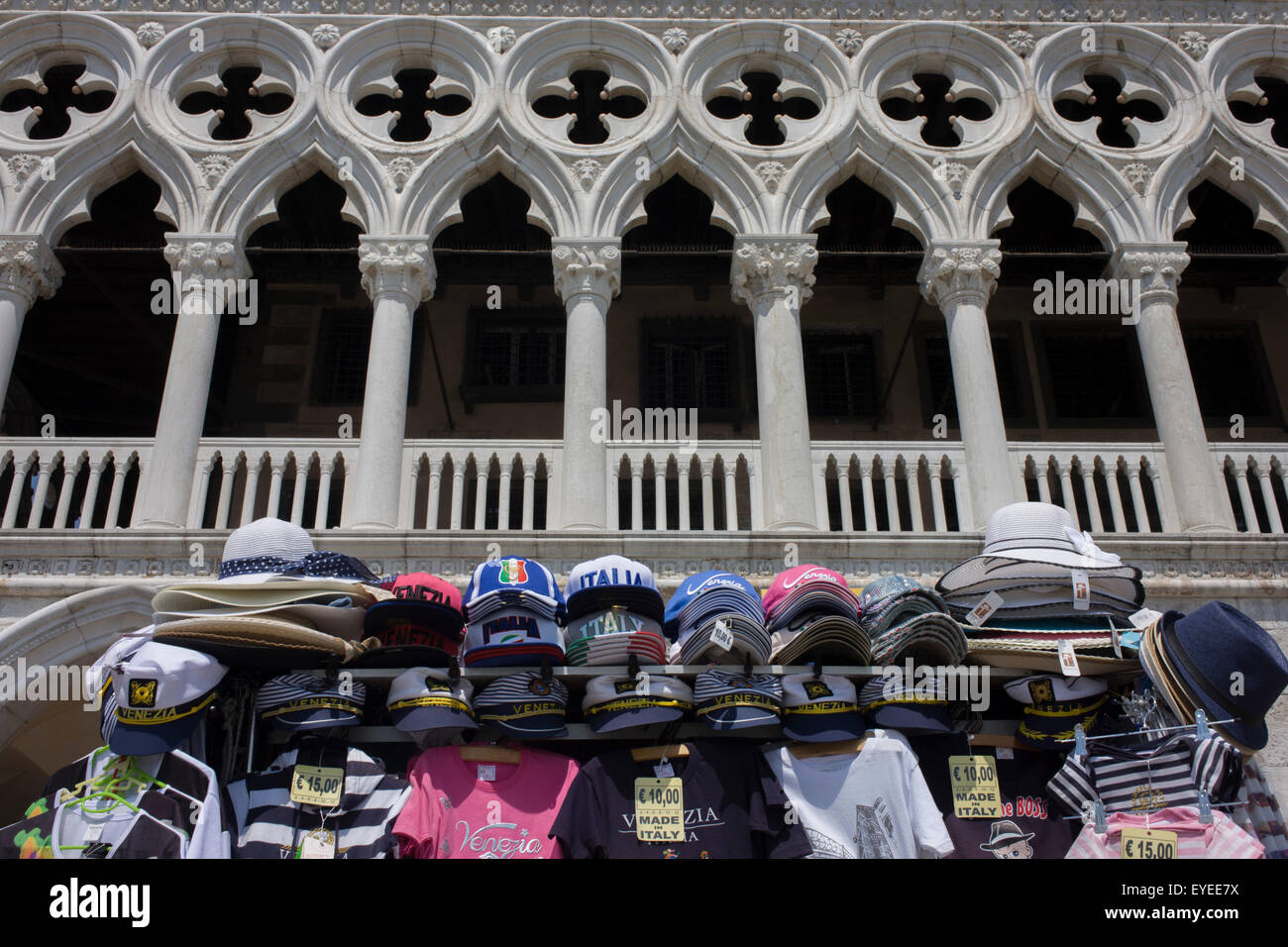 Touristische Souvenirs zum Verkauf außerhalb der Dogenpalast in Piazza San Marco, Venedig, Italien Stockfoto