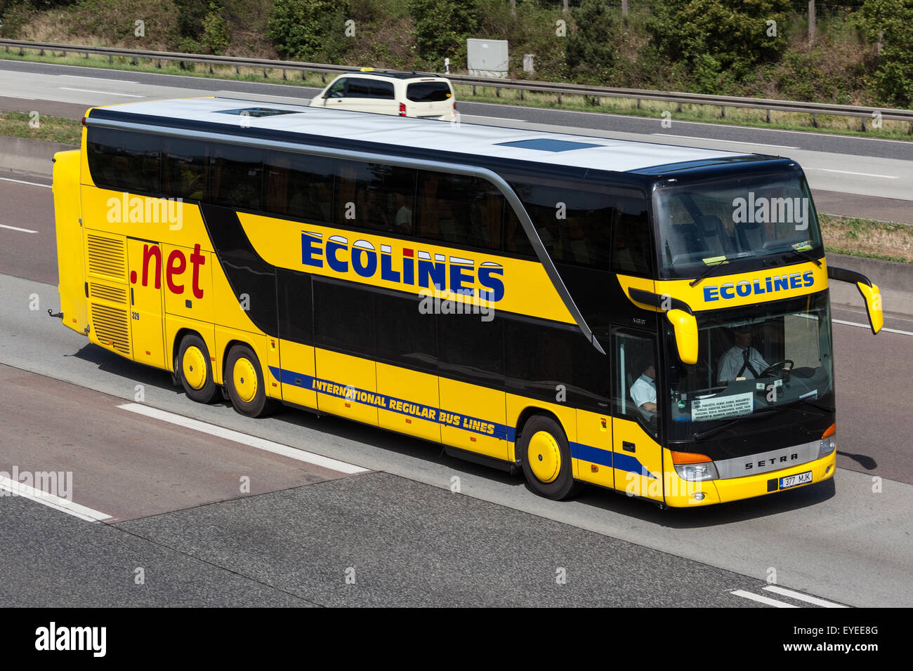 Intercity-Bus Ecolines bewegen schnell auf der Autobahn in Deutschland Stockfoto