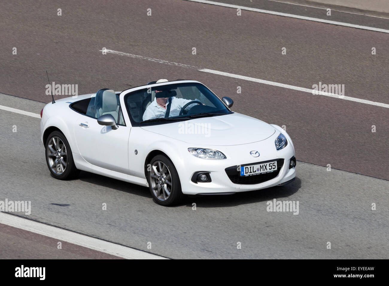 Weißer Mazda MX-5 Roadster bewegen schnell auf der Autobahn Stockfoto