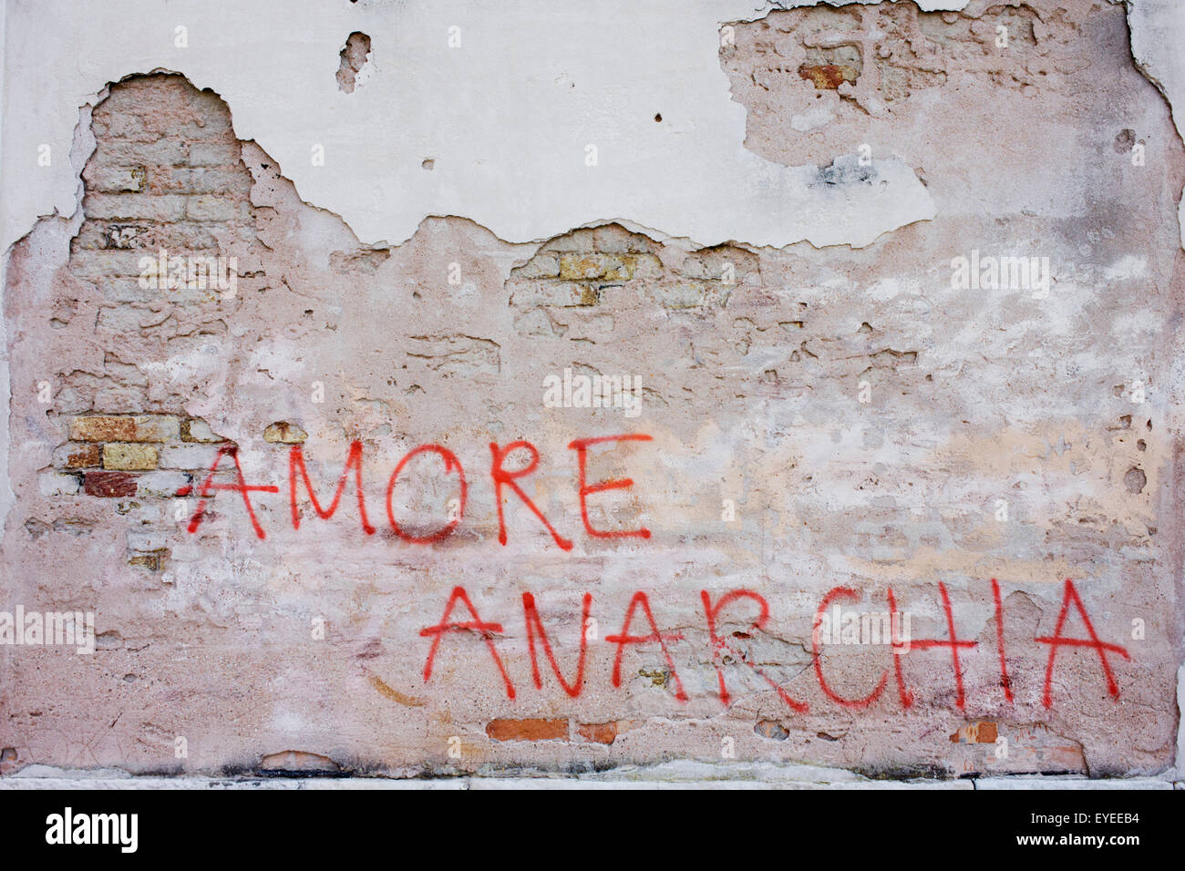 "Liebe Anarchie" Graffiti an der Wand an der Wand am Kanal Rio de San Margherita in Dorsoduro, ein Bezirk von Venedig, Italien. Stockfoto