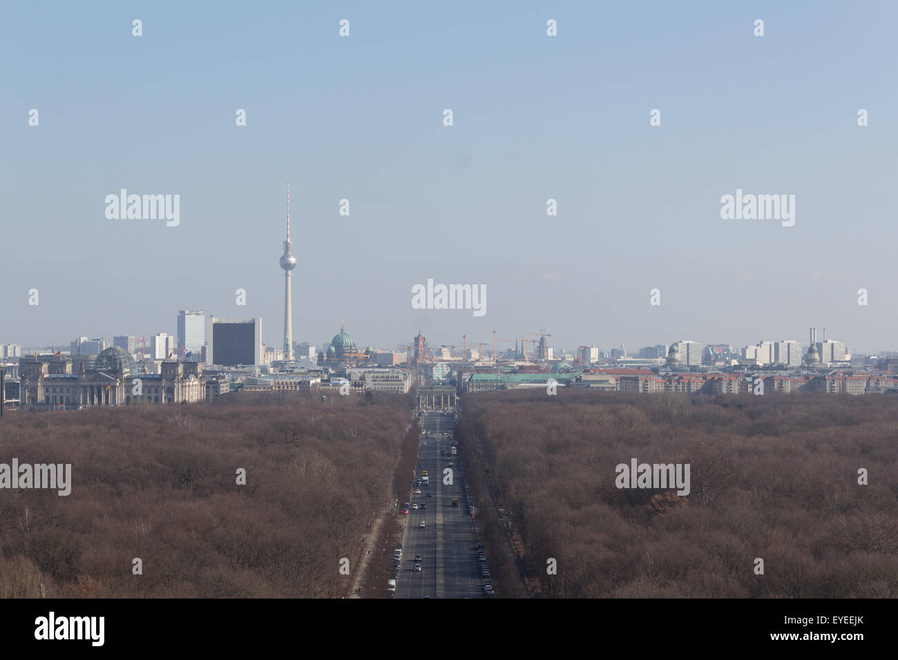 Berlin Antenne, Skyline Blick über Berlin Zentrum - Brandenburger Tor, Fernsehturm und Reichstag Stockfoto