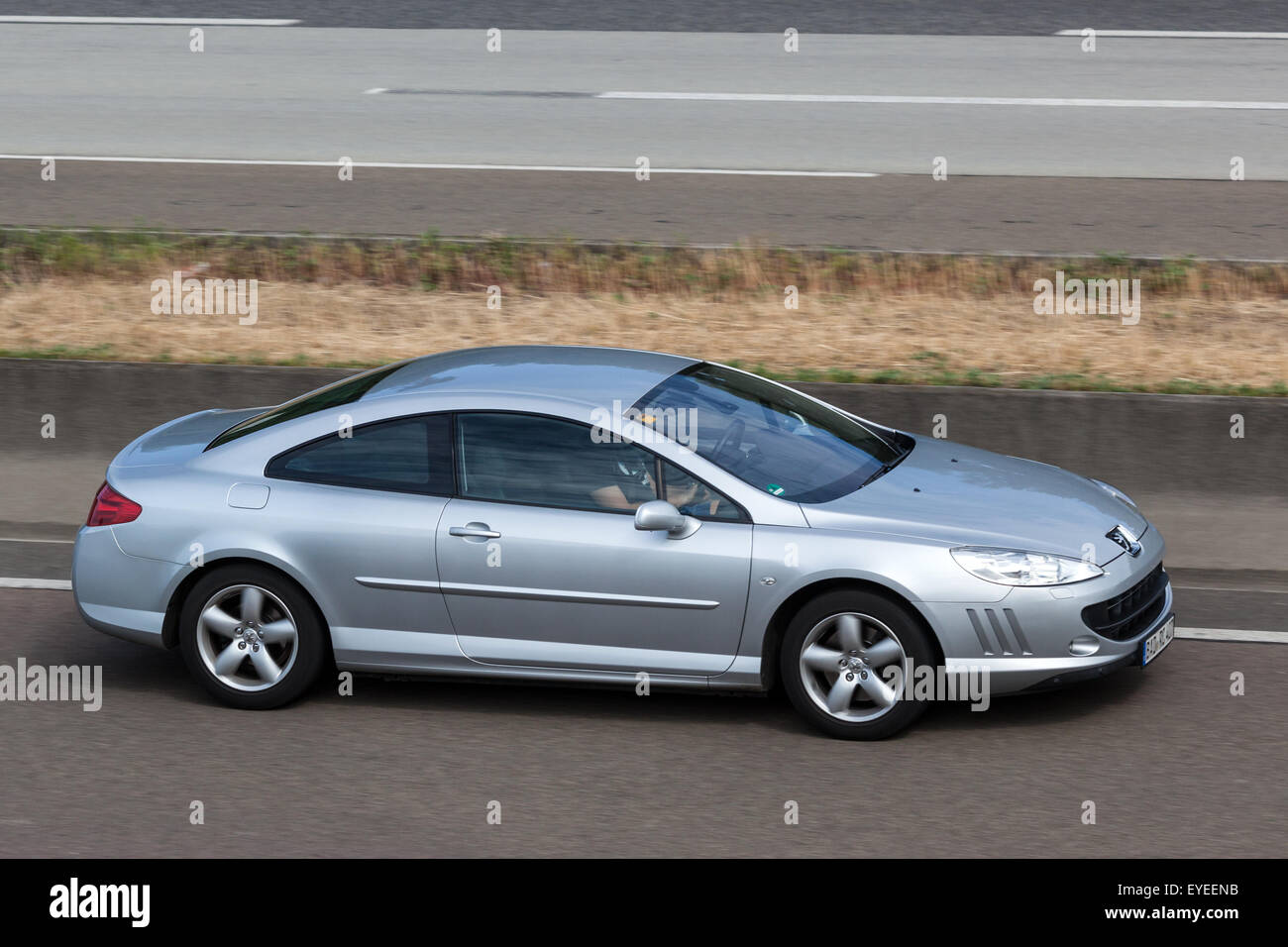 Peugeot 407 Coupe bewegen schnell auf der Autobahn A5 in der Nähe von Frankfurt. 26. Juli 2015 in Frankfurt Main, Deutschland Stockfoto