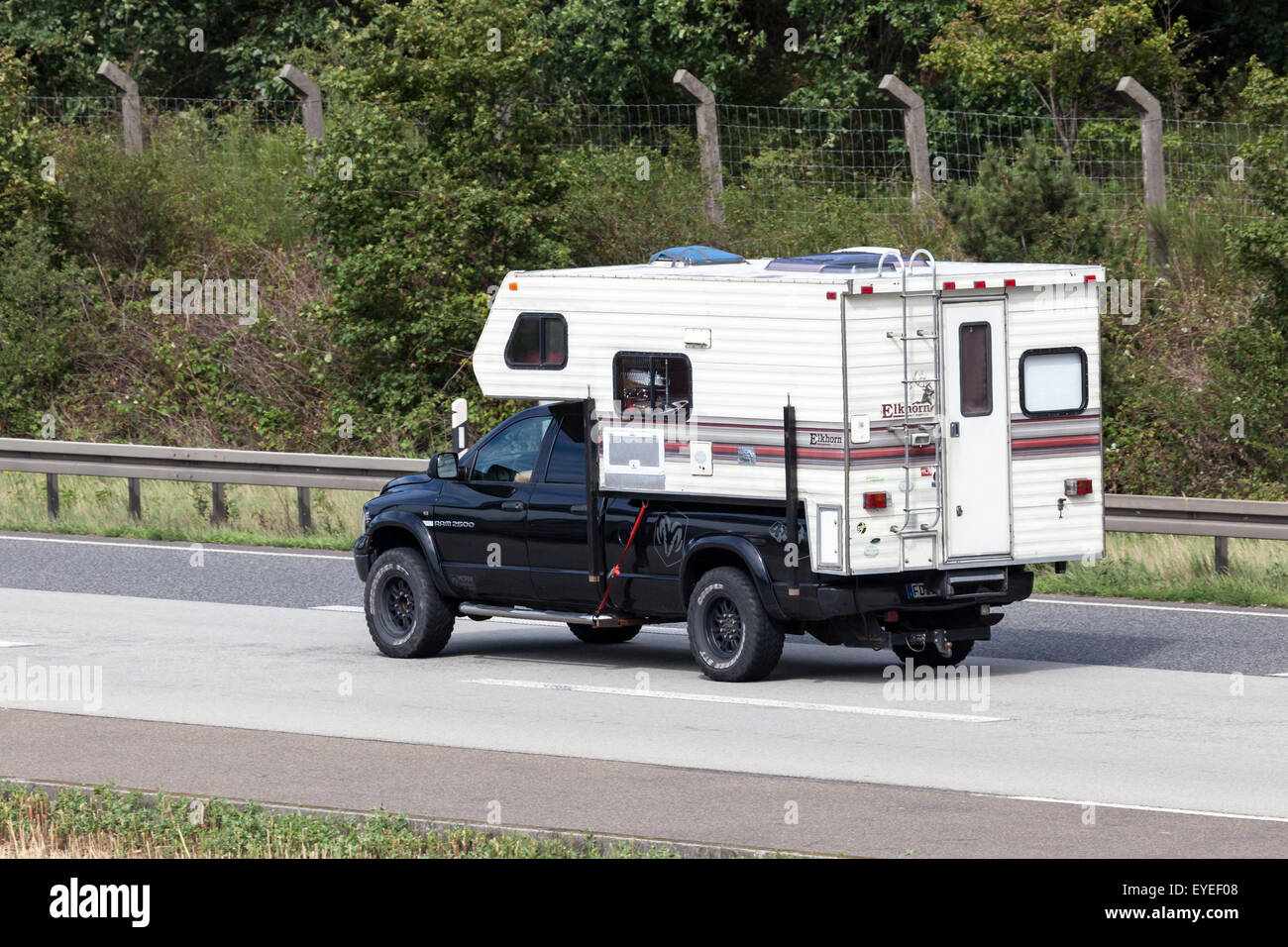 Dodge RAM 2500 Pickup-Truck mit Fleetwood Elkhorn Camper Kabine bewegen schnell auf der Autobahn A5. 26. Juli 2015 in Frankfurt Main Stockfoto