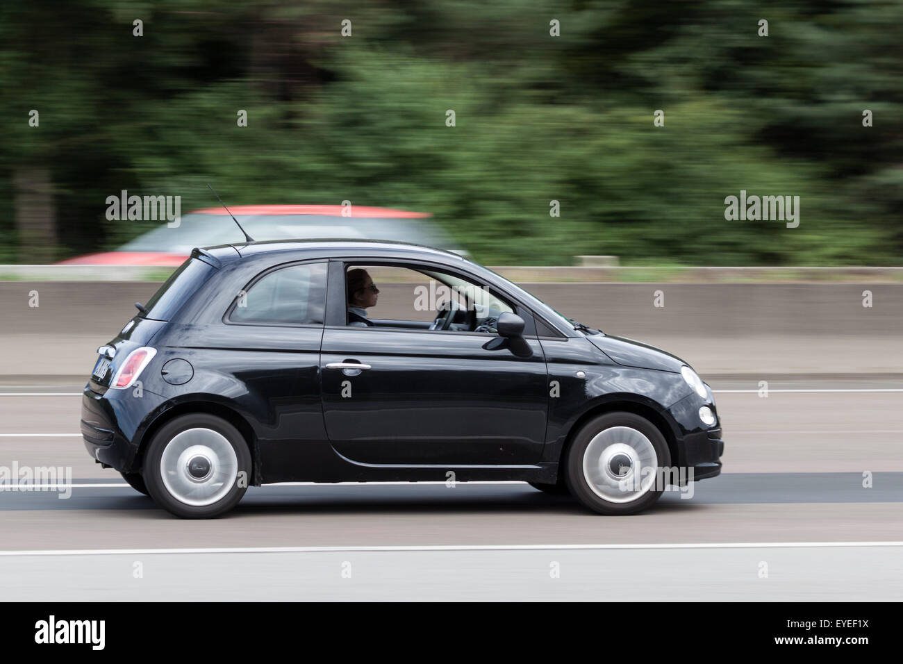 Schwarz Fiat 500 supermini Auto bewegen schnell auf der Autobahn A5 in der Nähe von Frankfurt. 26. Juli 2015 in Frankfurt Main, Deutschland Stockfoto