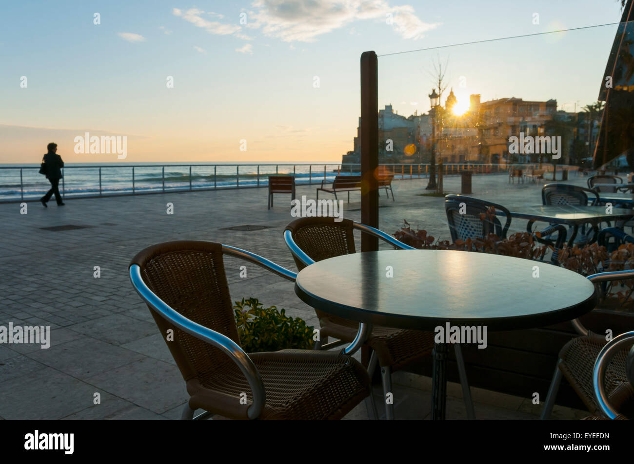 Sonnenuntergang im schönen Sitges in der Innenstadt, einem Dorf in der Nähe von Barcelona; Sitges, Spanien Stockfoto