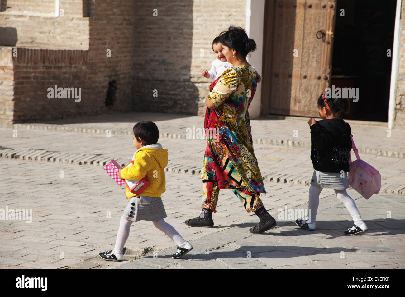 Gastfamilie, Cheshma Ayub (Frühjahr Hiob), Altstadt; Buchara, Usbekistan Stockfoto