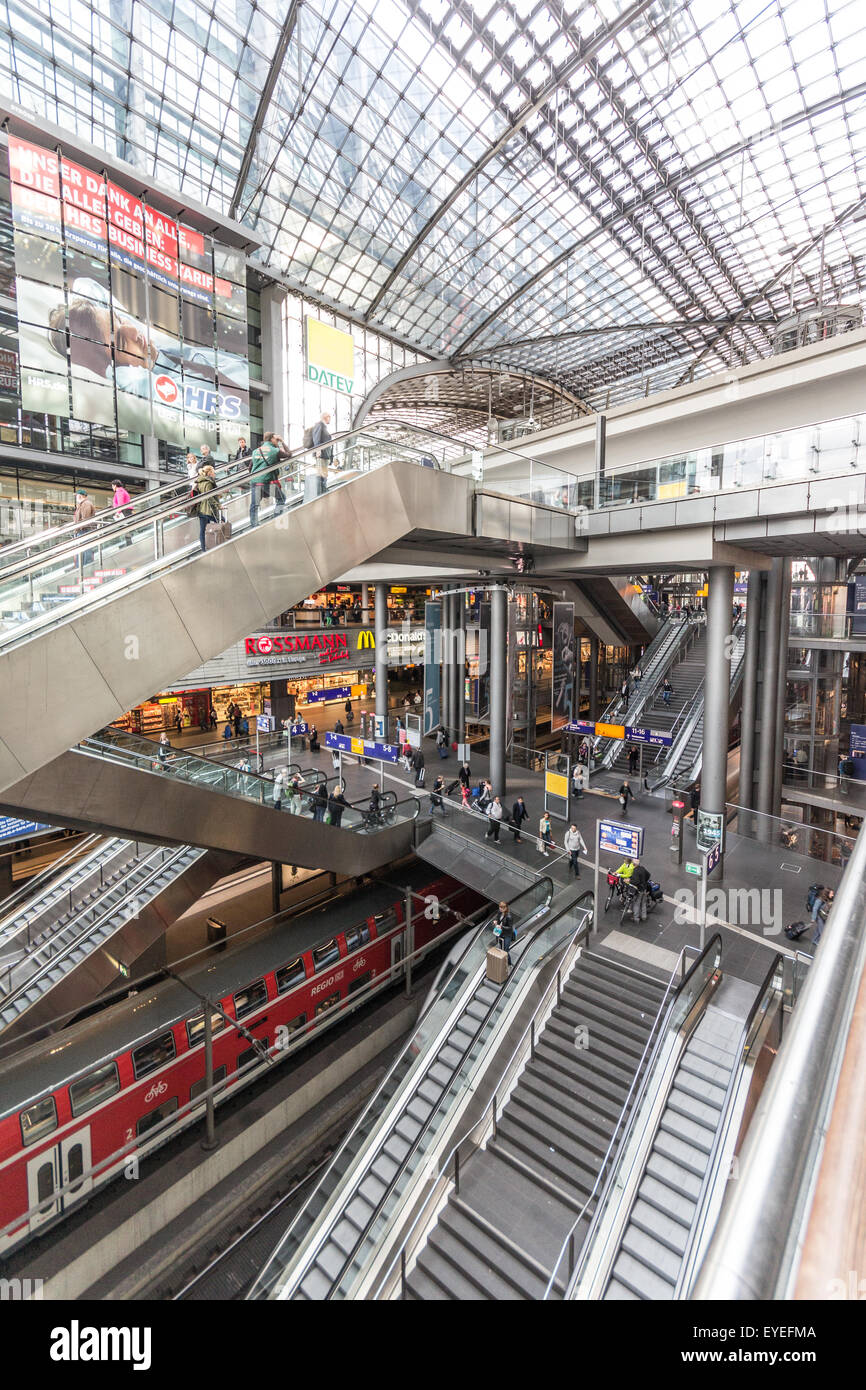 Im Hauptbahnhof / Central station, Berlin Deutschland - der größte Bahnhof Europas Stockfoto