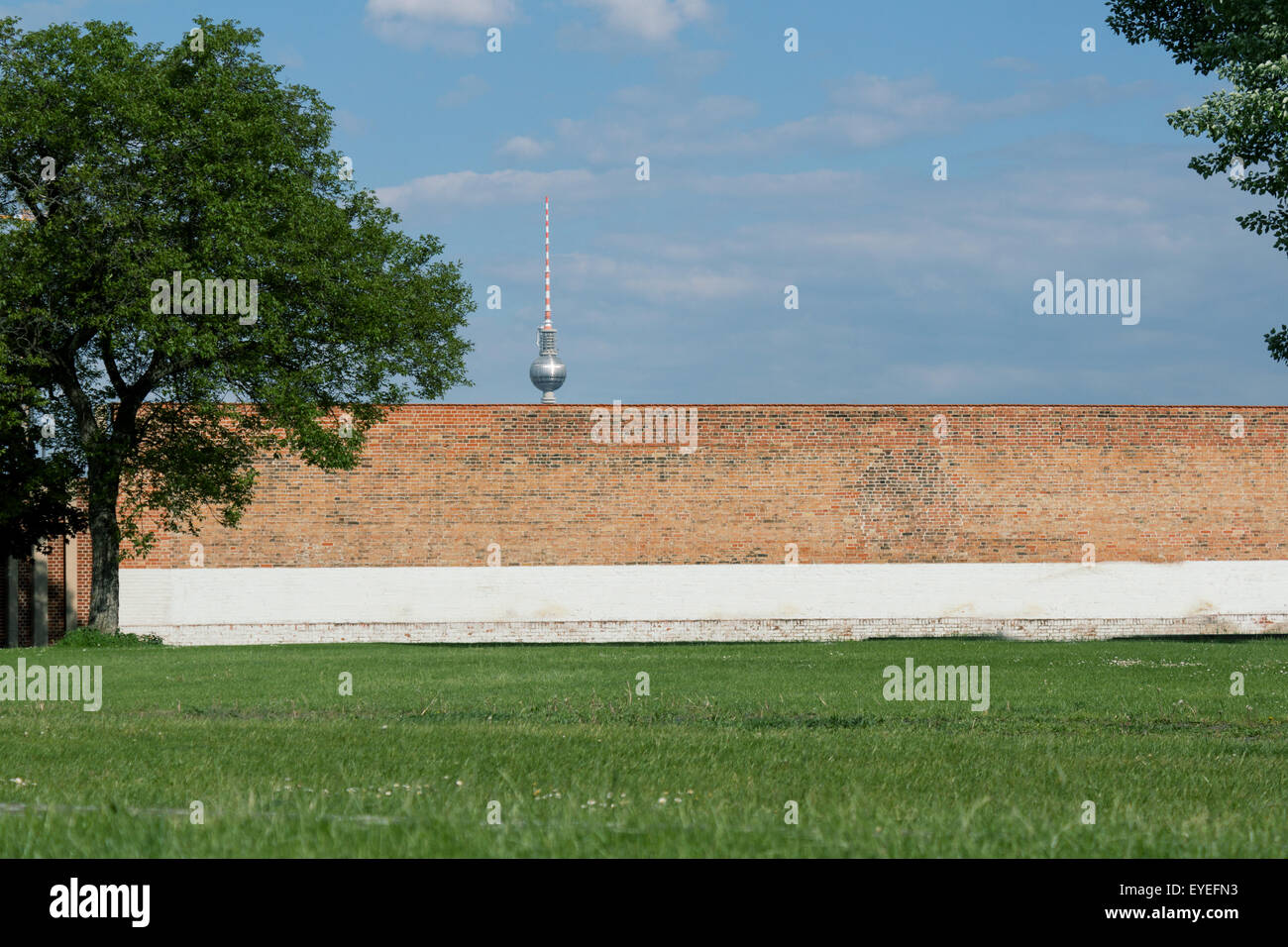 Berliner Fernsehturm hinter Plain leere Wand Stockfoto