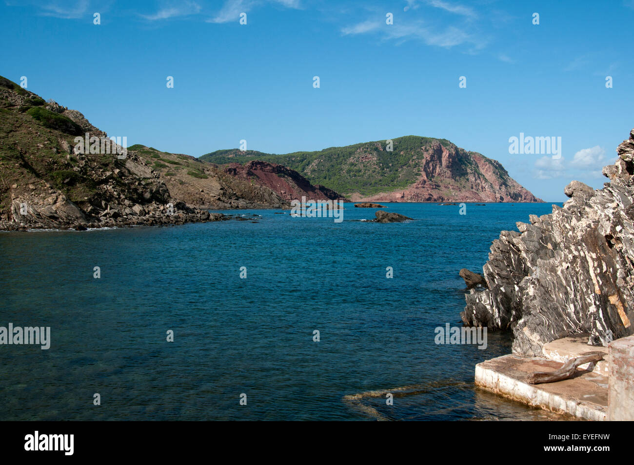 Das felsige Bucht und die Küste von Els Alocs auf der Insel Menorca Spanien Stockfoto