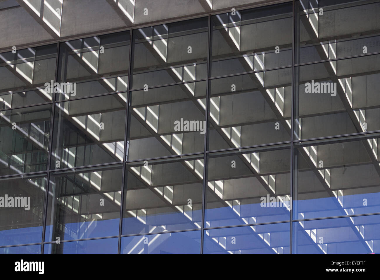 Abstrakte architektonische Muster - Architektur Detail, Glasbau und Reflexion Stockfoto
