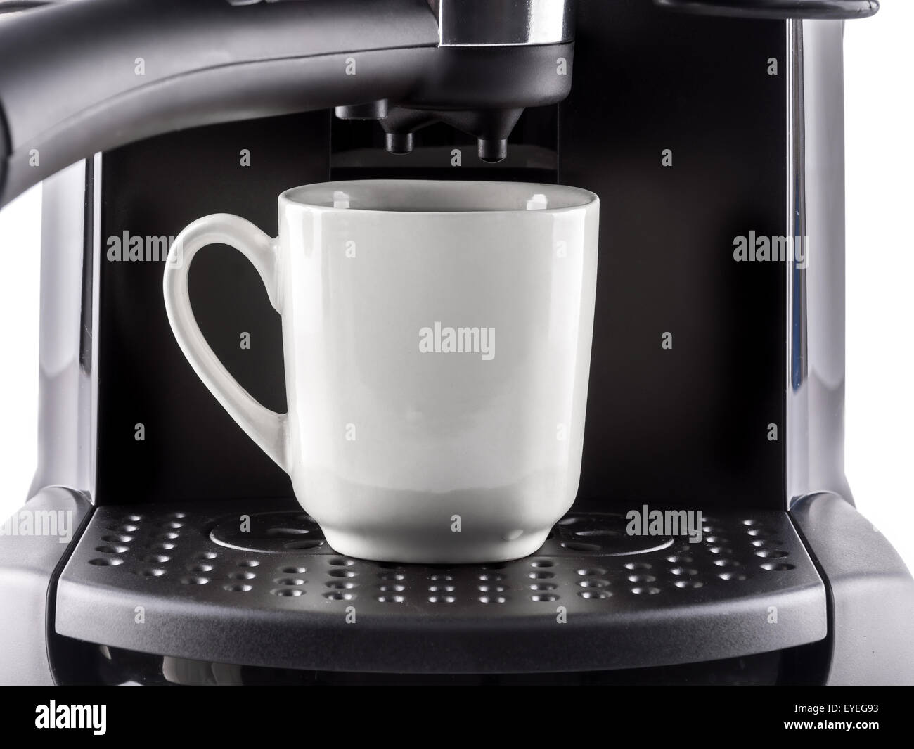 Nahaufnahme der modernen Kaffeemaschine mit weißen Becher Stockfoto