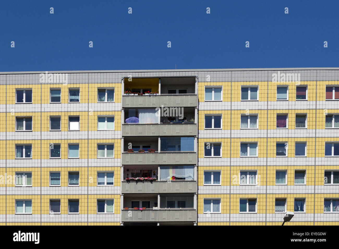 (Plattenbau) Gebäude-Fassade, Berlin Deutschland Stockfoto