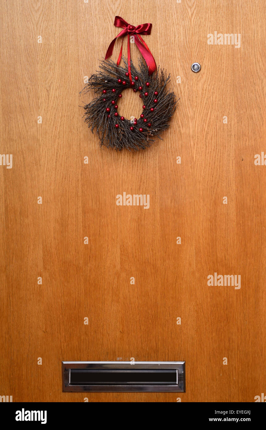 Holztür mit Weihnachten Kranz, Guckloch und Postfach Stockfoto