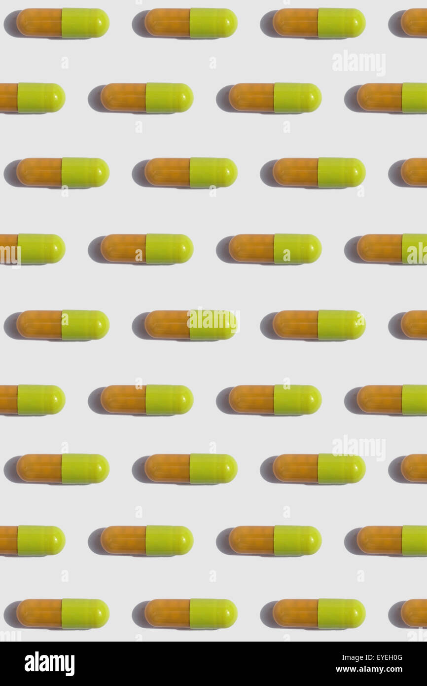 Tabletten / Kapseln in Reihen - Medizin-Hintergrund Stockfoto