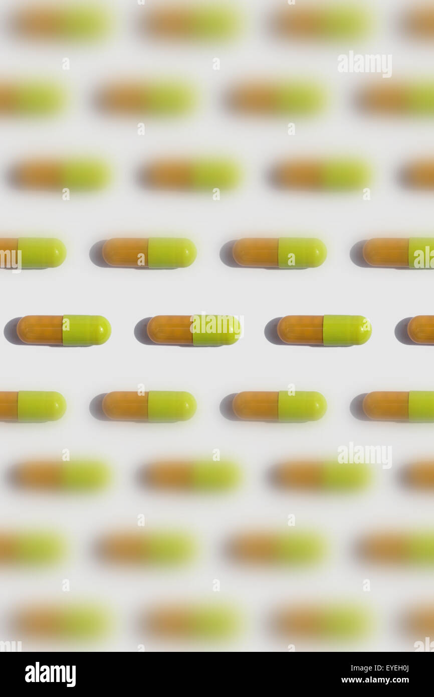 Tabletten / Kapseln in Reihen - Medizin-Hintergrund Stockfoto