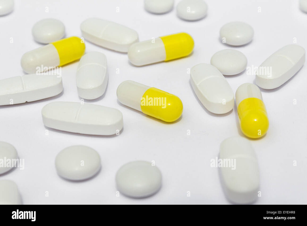 Gruppe von Tabletten / Kapseln auf weißem Hintergrund Stockfoto