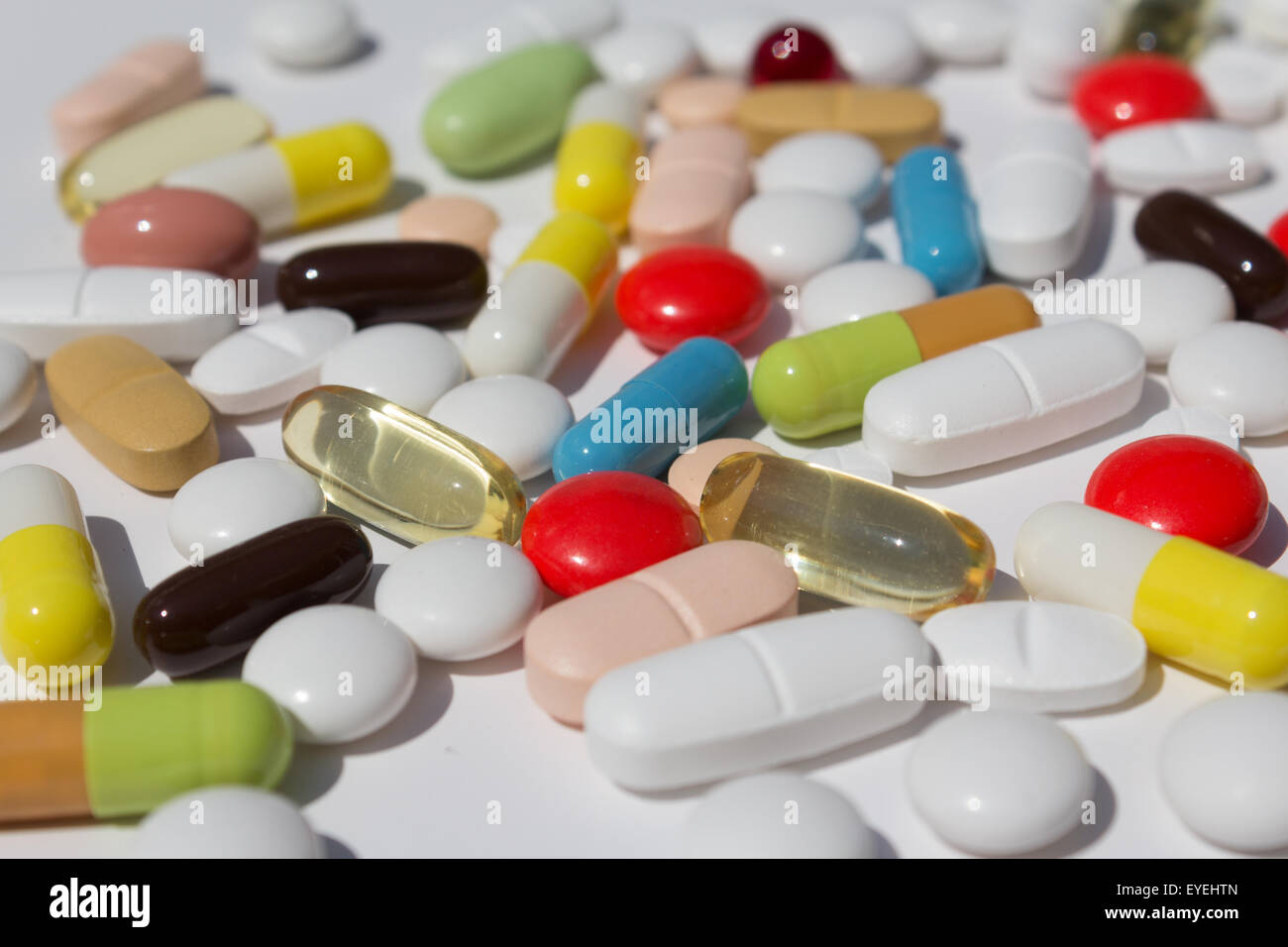 viele Pillen, Kapseln und Tabletten - Haufen Medikamente Stockfoto