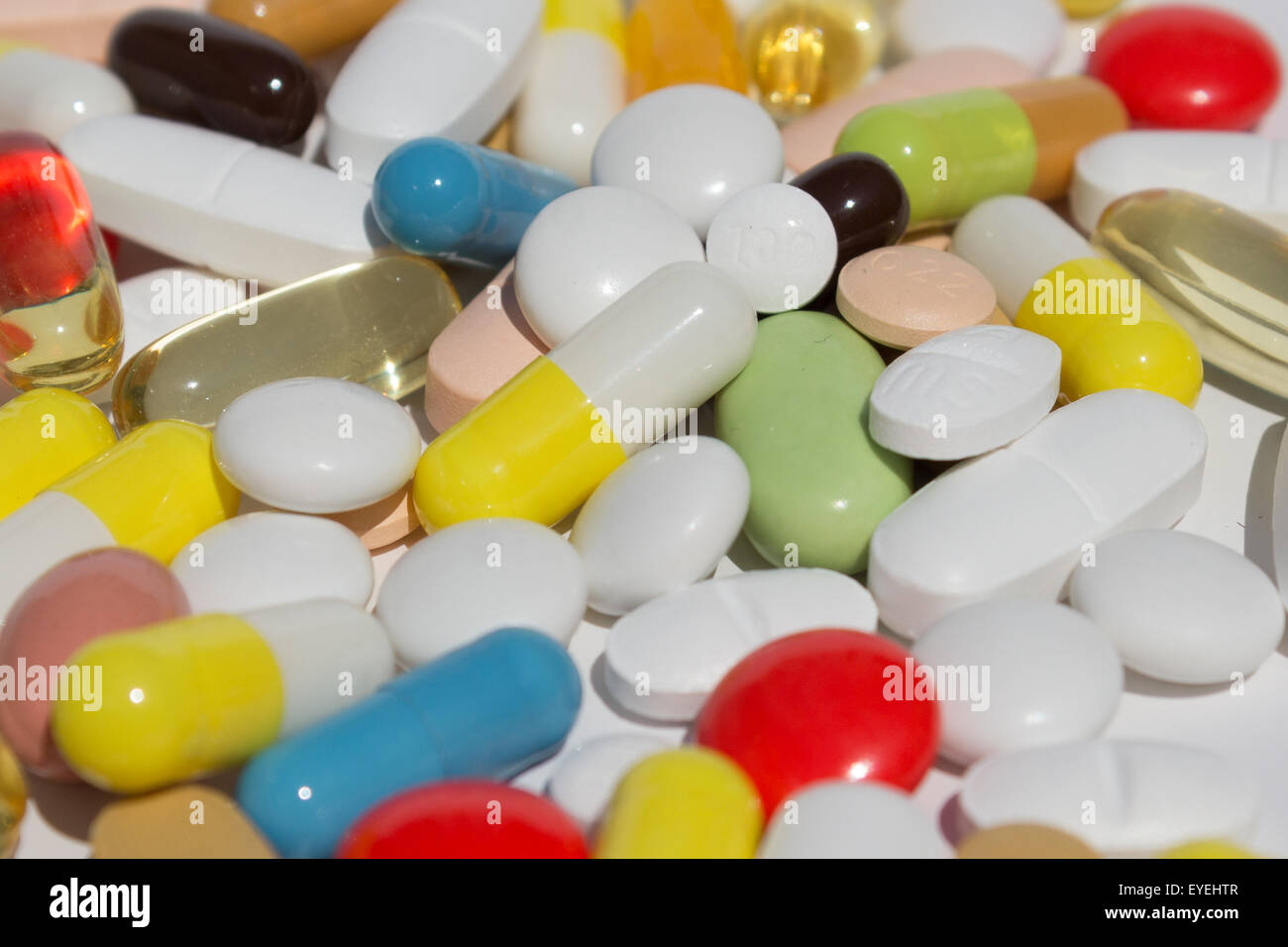 viele Pillen, Kapseln und Tabletten - Haufen Medikamente Stockfoto