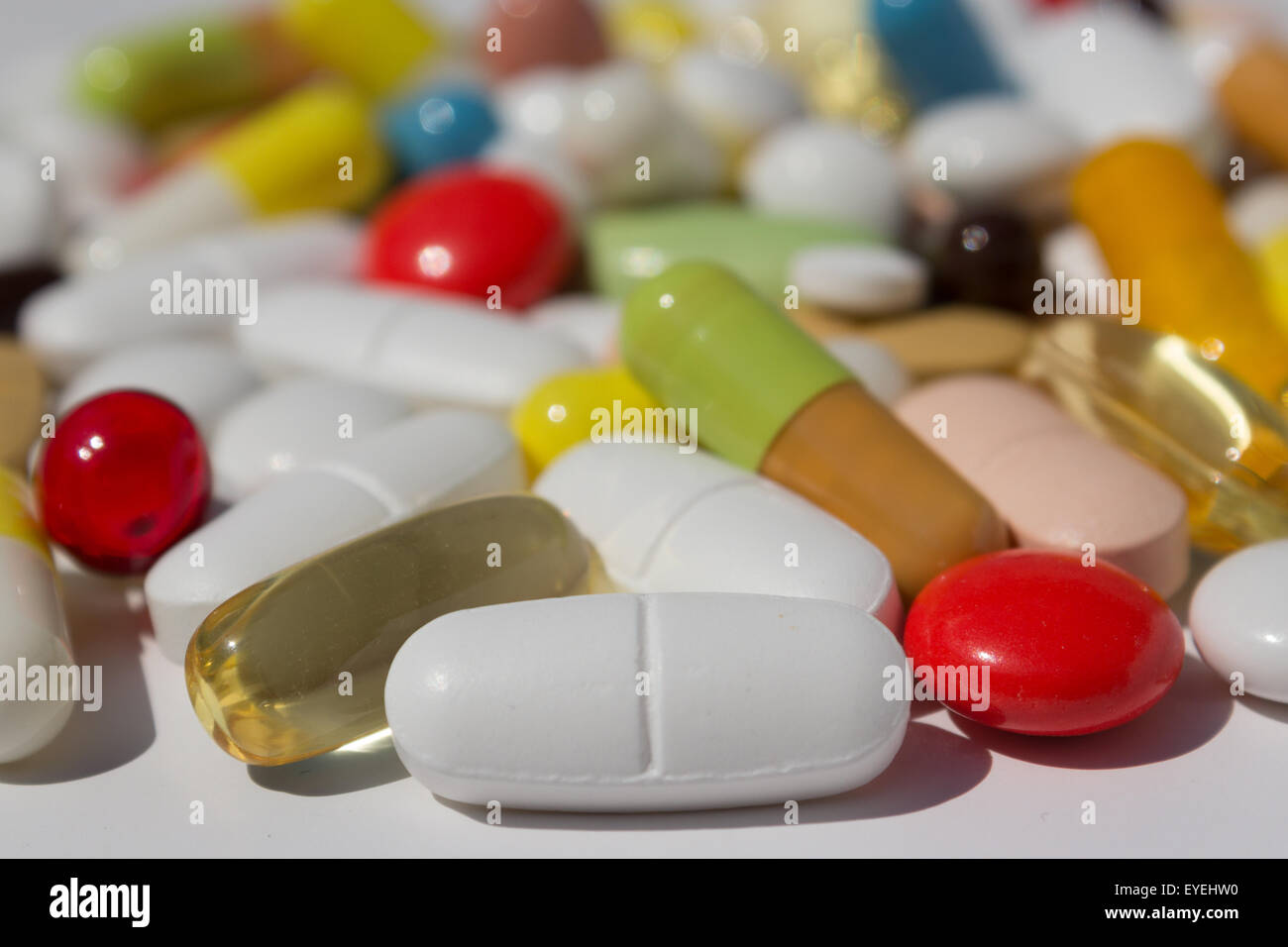 viele Pillen, Kapseln und Tabletten - Haufen Medikamente Stockfoto
