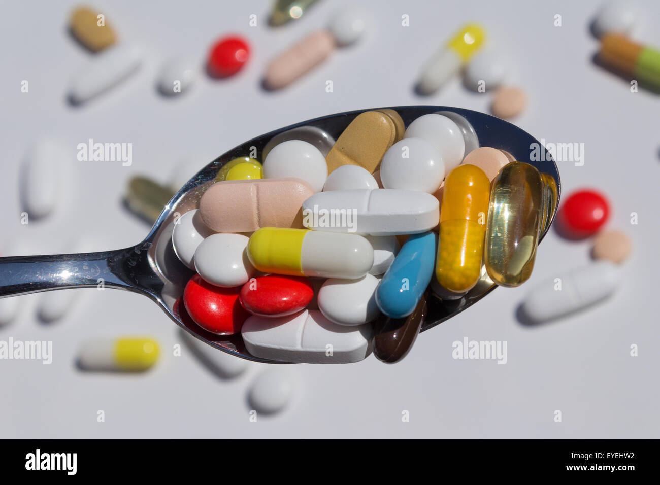 Löffel von Pillen, Kapseln-Medikamente Stockfoto