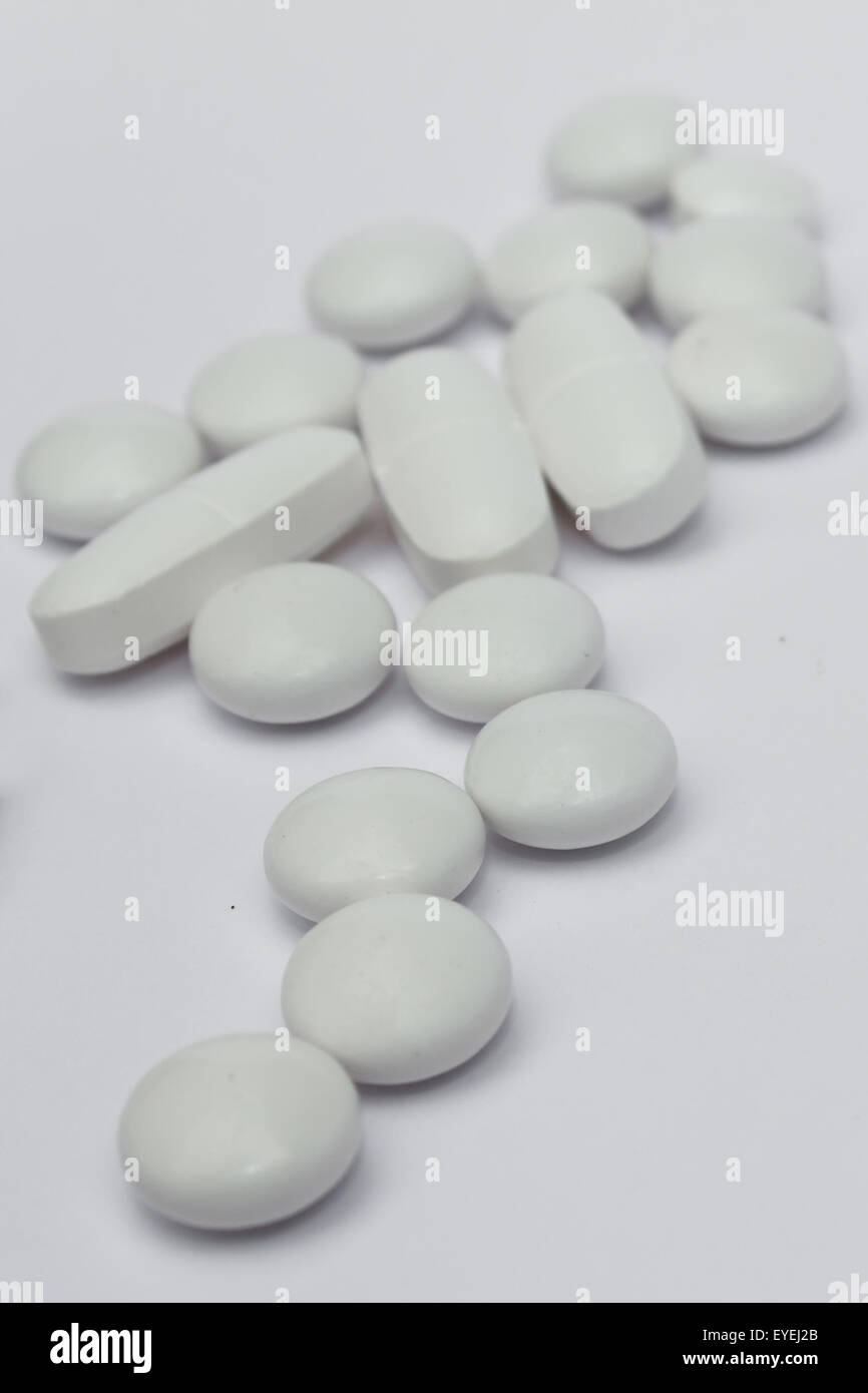 Gruppe von weißen Pillen / Tabletten / Medizin auf weißem Hintergrund Stockfoto