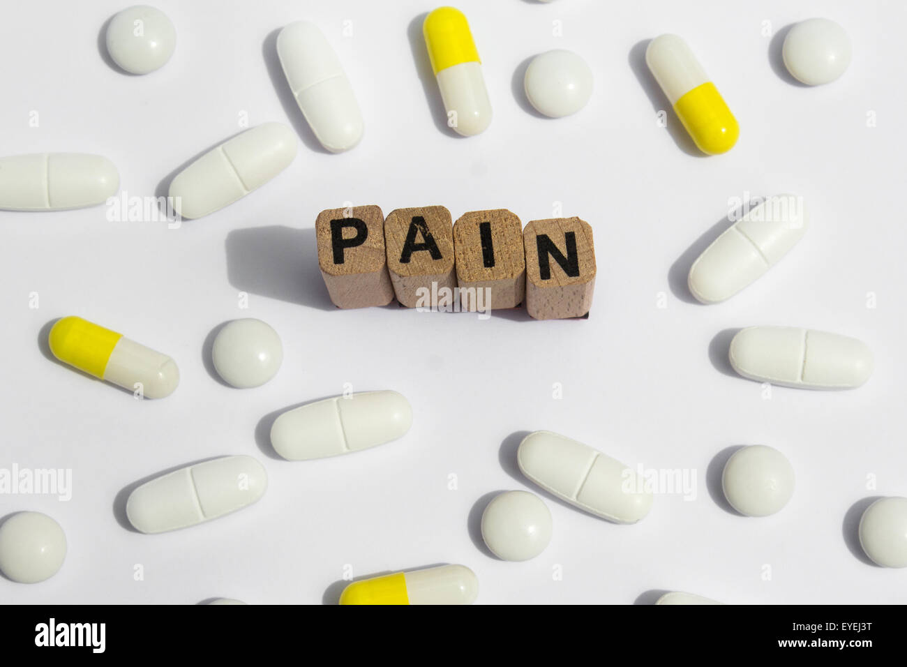Schmerz-Text, Haufen von Pillen / Tabletten auf weißem Hintergrund Stockfoto