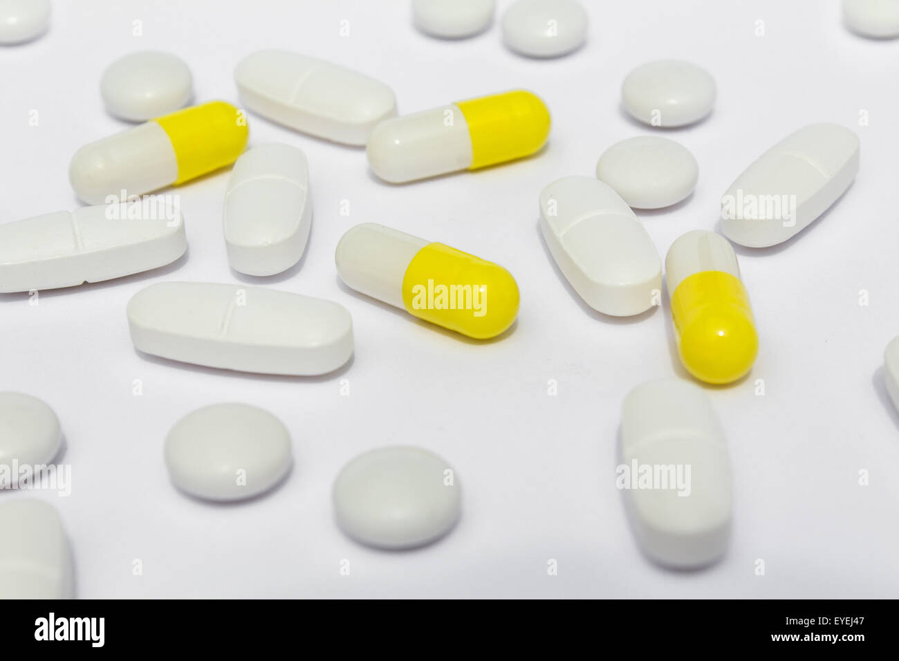 Gruppe von Tabletten / Kapseln auf weißem Hintergrund Stockfoto