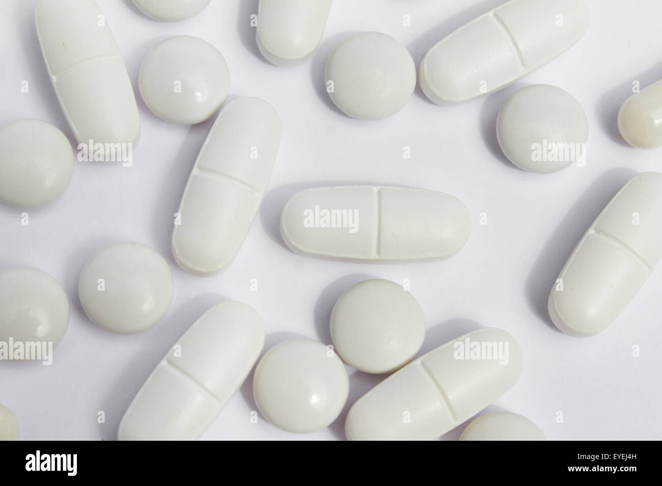 Gruppe von weißen Pillen / Tabletten auf weißem Hintergrund Stockfoto