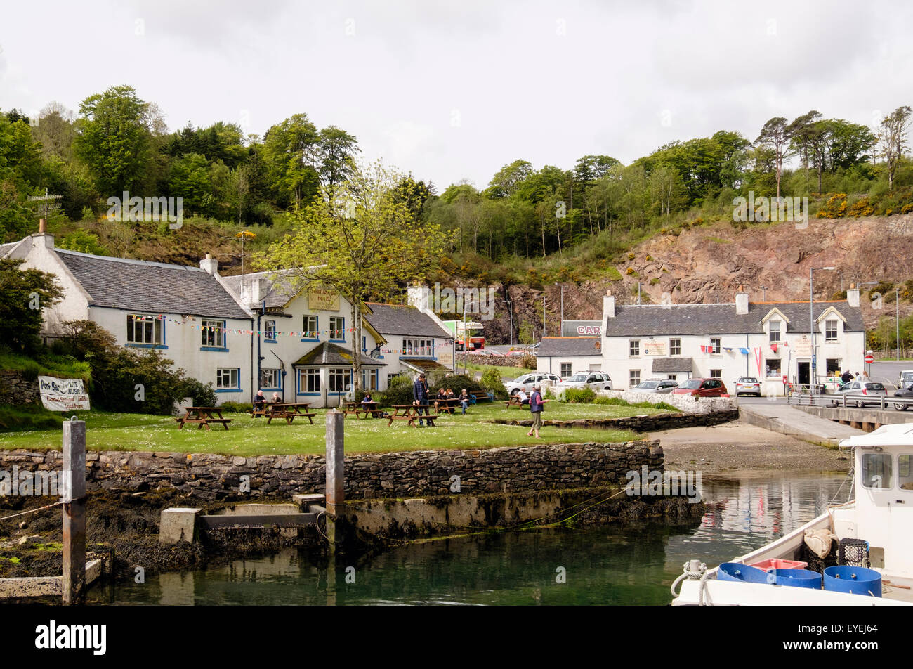 Der Port Askaig Hotel mit Blick auf den Hafen in Port Askaig, Isle of Islay, Argyll & Bute, Inneren Hebriden, Western Isles, Schottland, Vereinigtes Königreich Stockfoto