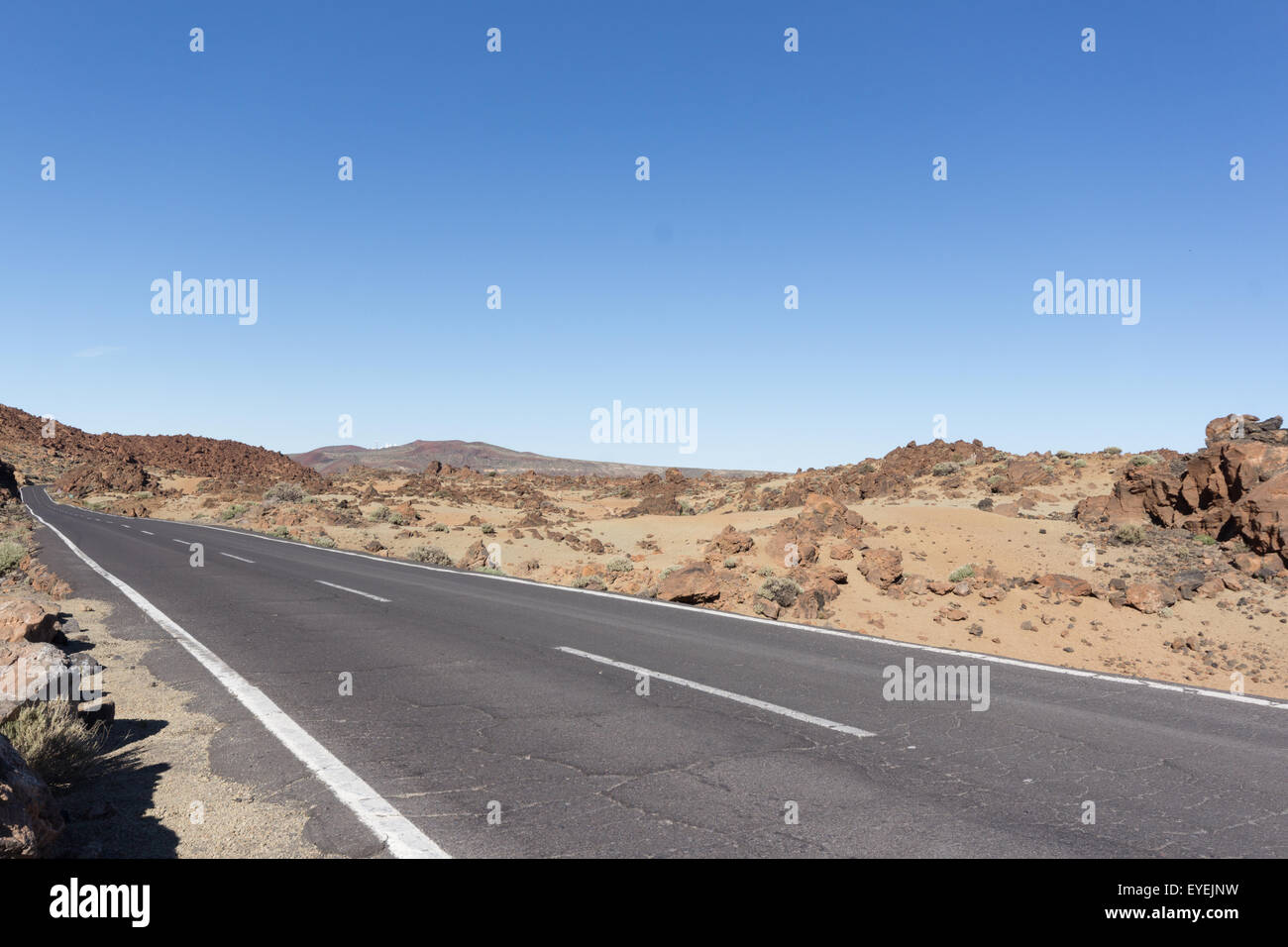 Leere Autobahn in Wüstenlandschaft Stockfoto