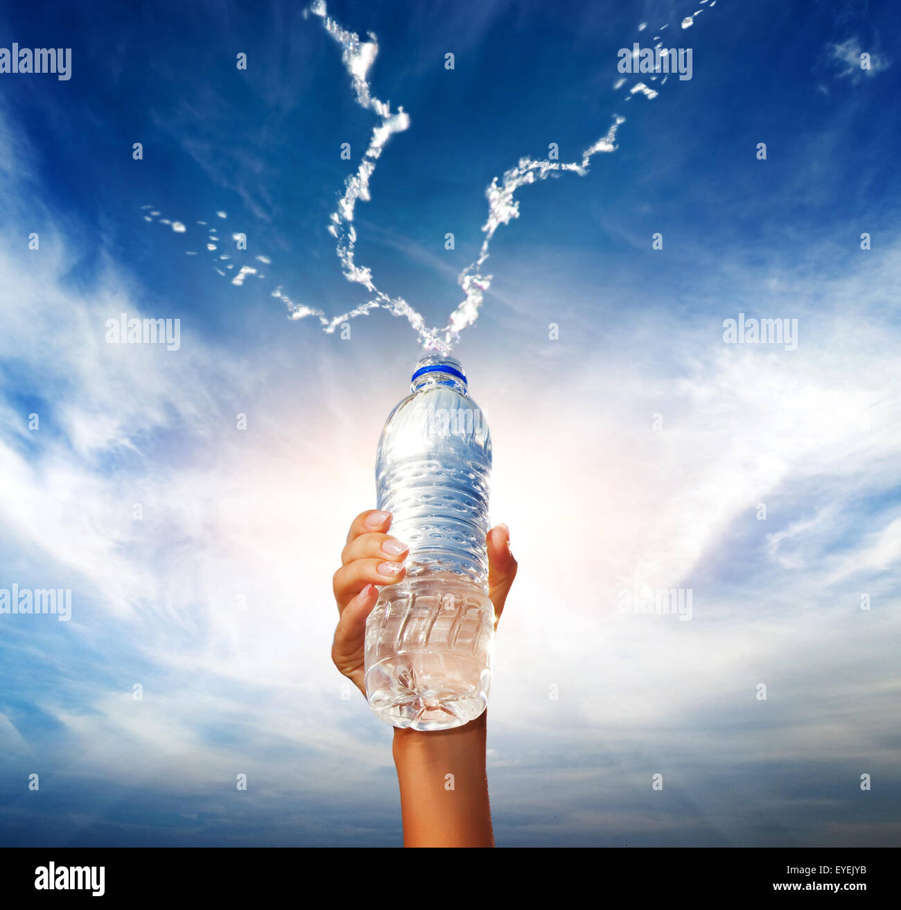 Menschliche Hand halten eine Flasche Wasser Stockfoto