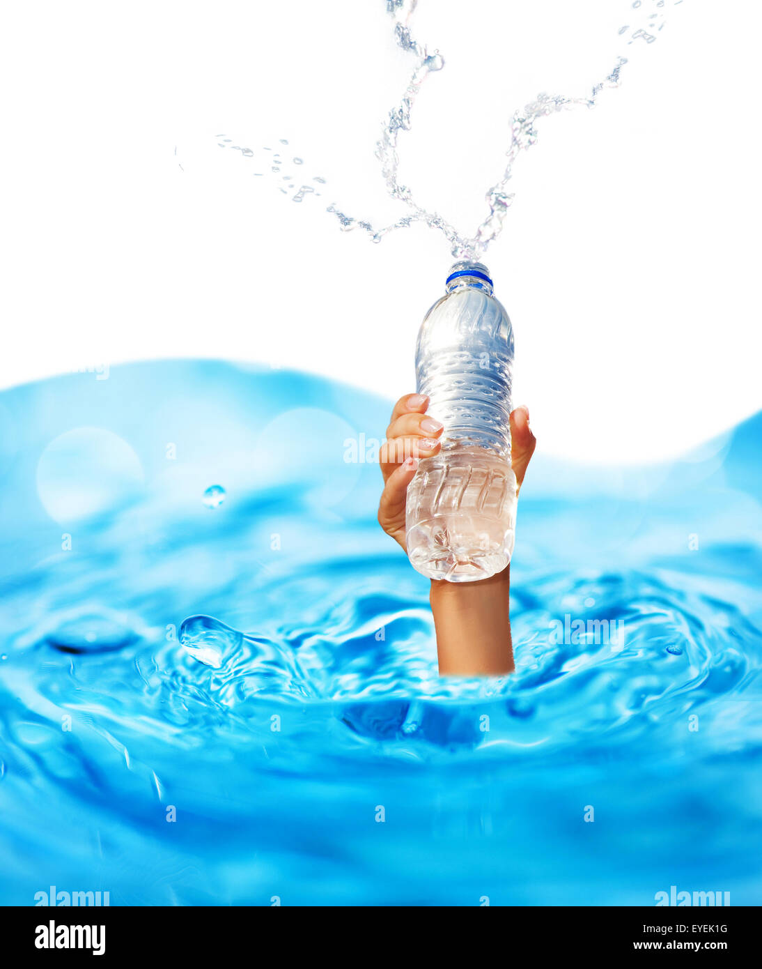 Menschliche Hand halten eine Flasche Wasser Stockfoto