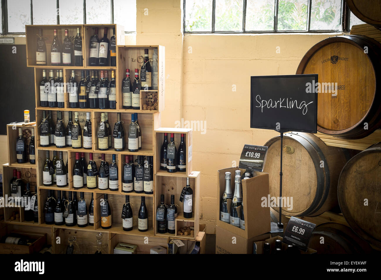 Innere des Wein-Shop, Bin endet bei The Bear Wine Store, Stroud, Gloucestershire, Großbritannien Stockfoto