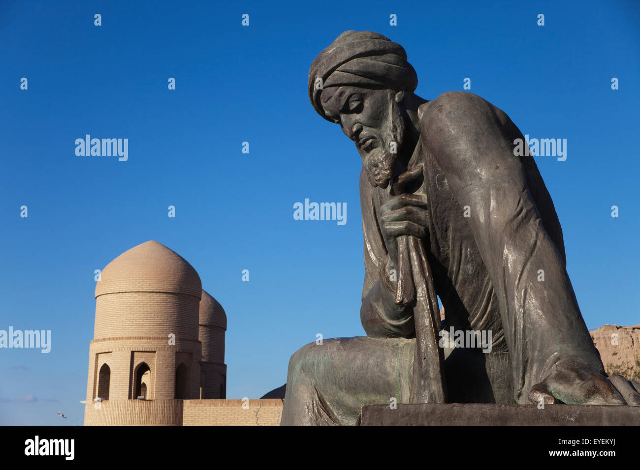 Statue von Al Khwarezmi und West Gate, außerhalb Ichan Kala Altstadt, Kizilkum-Wüste; Chiwa, Choresmien Region, Usbekistan Stockfoto